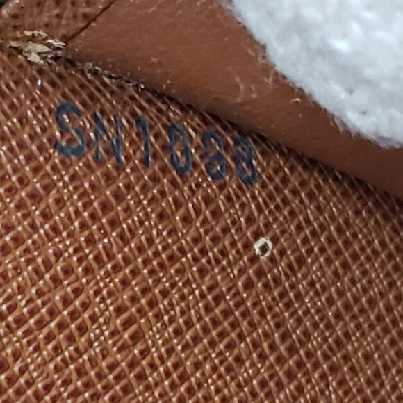 Louis Vuitton Wallet Organizer, Passport & Check Holder Monogram lux300-101025 - Picture 15 of 16